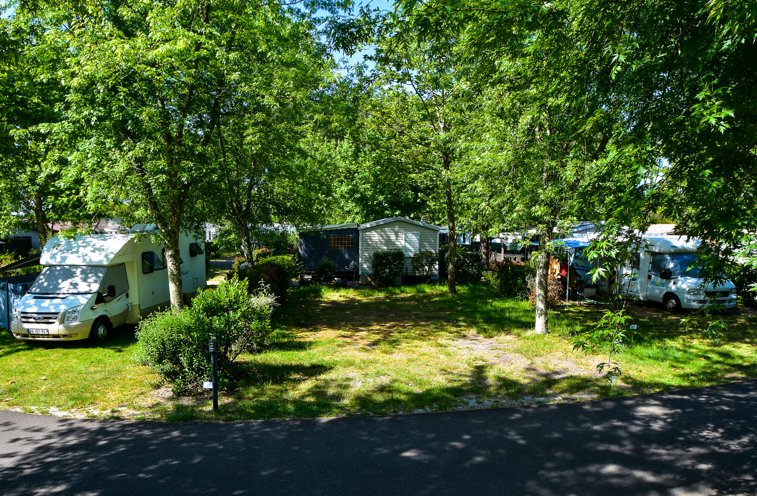 Emplacement pour tentes, caravanes, et camping-cars au camping 3 étoiles La Forêt Lahitte dans les Landes