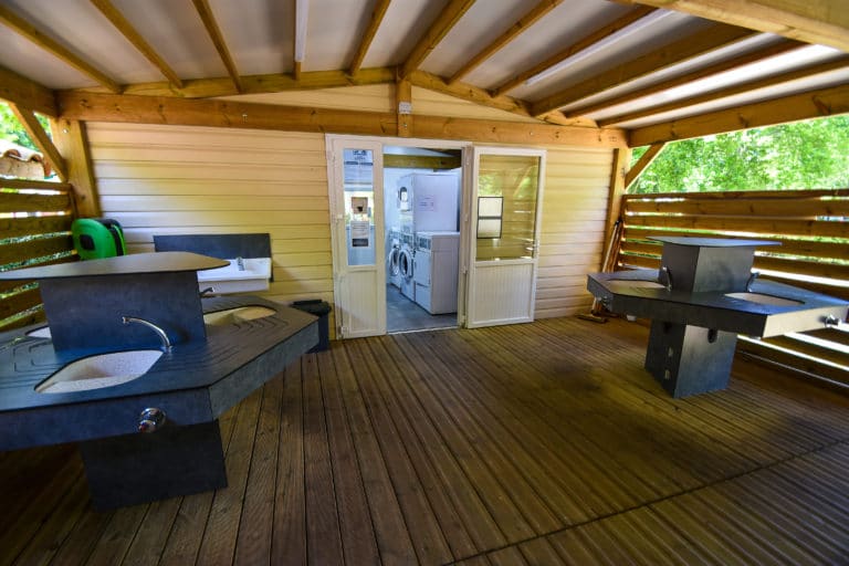 emplacement de camping tout confort avec bloc sanitaire et espace laverie