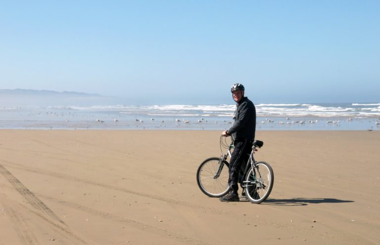 Personne à la retraite en vélo en bord de plage dans les Landes